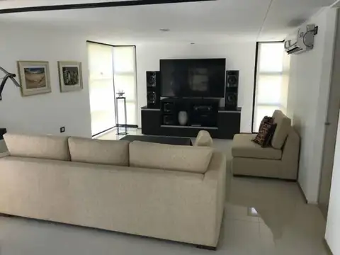 VENDO HERMOSA CASA DE DISEÑO EN COUNTRY EL PASO