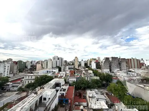 Departamento de un ambiente con dos balcones corridos. Oportunidad