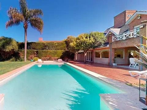 Casa en Venta con 4 cocheras