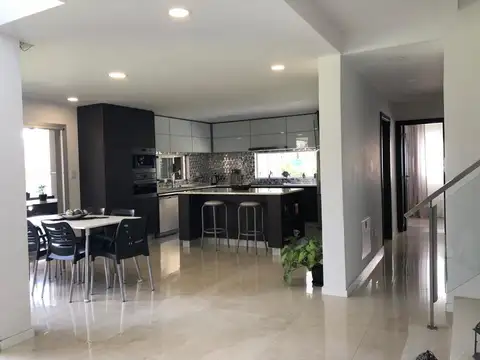 EXCELENTE PROPIEDAD CON DETALLES DE ALTA CATEGORIA