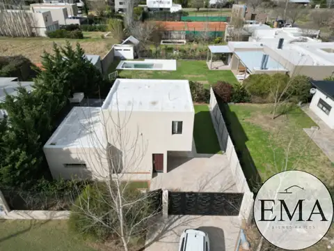 Casa en venta de 2 dormitorios c/ cochera en Fisherton