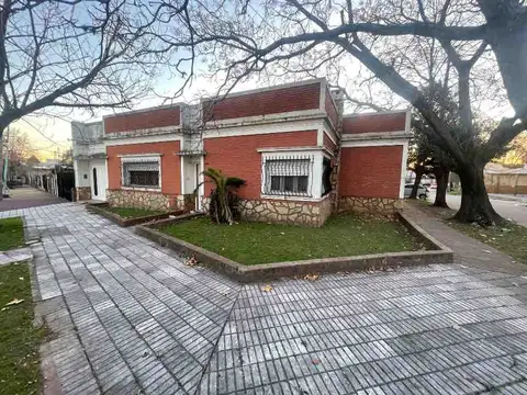 Venta de Casa en esquina sobre dos lotes en Bernal