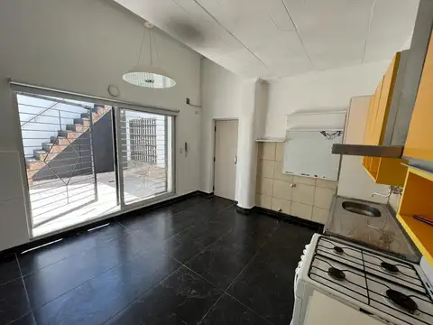 CASA 2 dormitorios con cochera, patio, terraza c/ parrillero