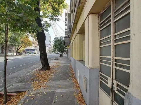 Terreno emplazado en el barrio de Flores, sobre la Av Juan Bautista Alberdi .