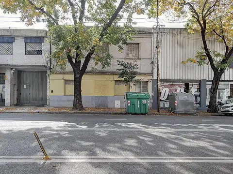 Terreno emplazado en el barrio de Flores, sobre la Av Juan Bautista Alberdi .