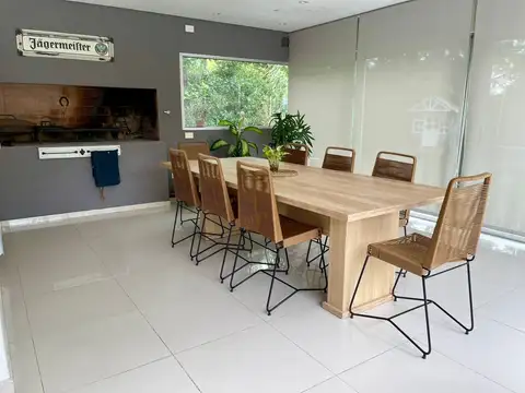 Casa en Venta con 2 cocheras