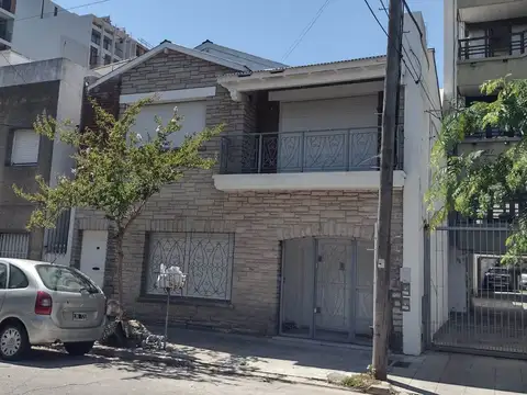 IMPRESONANTE PH de 2 plantas tipo chalet. Garage, Parrilla, Lavadero, Estudio AMOBLADO Y EQUIPADO