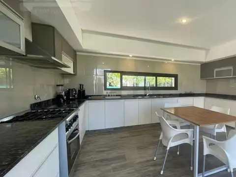 Casa 5 ambientes con 5 baños