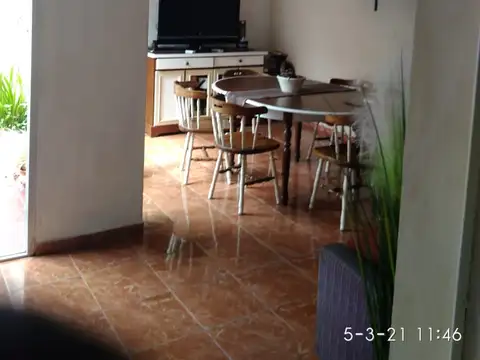 Importante Casa en Venta con 4 Dormitorios + Cochera Cubierta y Descubierta, Fondo Libre