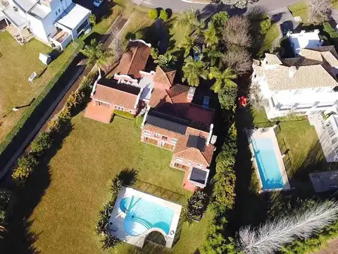 Casa en Venta con 2 cocheras