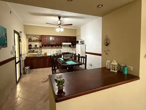 Casa 10 ambientes con 5 baños