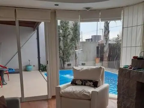 Casa 6 ambientes con 2 baños