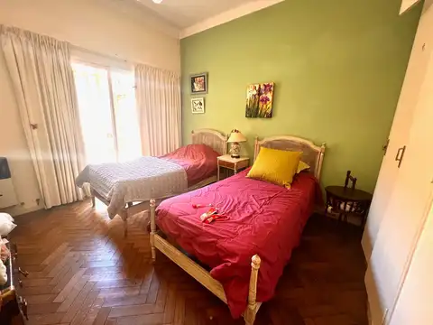 Martínez: Chalet s/lote de 10x41 ubicado a 3 cuadras de la Av Santa Fe.Con Jardín, piscina