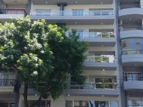 1 AMPLIO AMBIENTE PB C/FRENTE C/GRAN PATIO LUMINOSO ANTIGUEDAD 5 AÑOS IMPECABLE