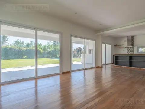 3 DORMITORIOS y AREA DE SERVICIO. ACEPTA LOTE EN PARTE DE PAGO.