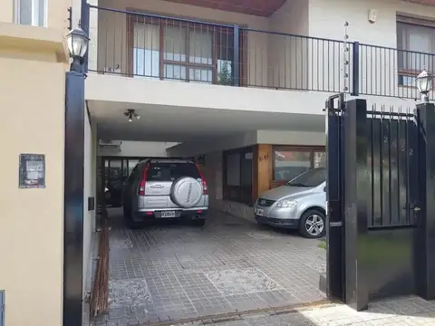 VENTA – CASA DE 5 AMBIENTES CON JARDÍN Y PILETA EN OLIVOS