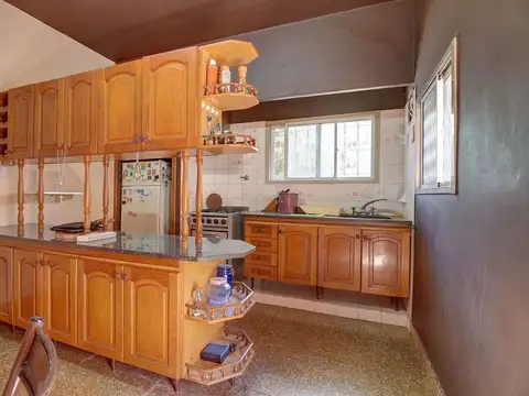 Casa 4 ambientes con 2 baños