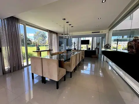 Casa 8 ambientes con 8 baños