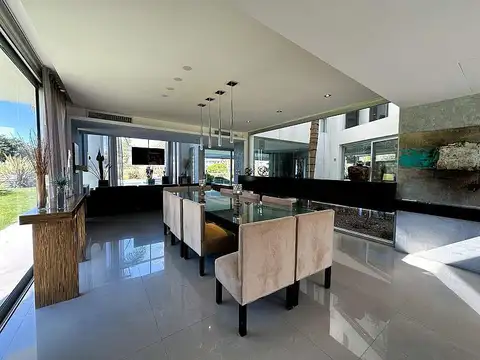 Casa en Alquiler con 1 cochera