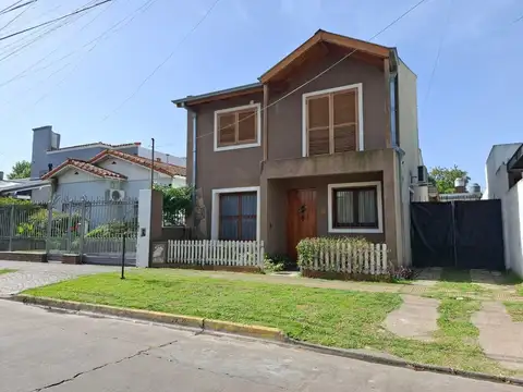 VENTA CASA EN DOS PLANTAS 5 AMBIENTES, TURDERA.