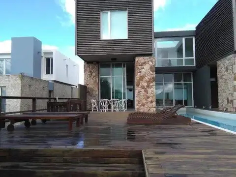 Casa 15 ambientes con 2 baños