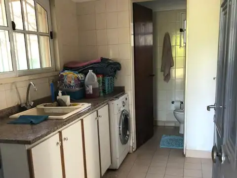 Casa 6 ambientes con 4 baños