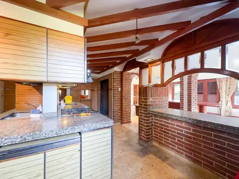 Casa 5 dormitorios, terreno 1200m2, pileta, quincho, Centro de Funes.