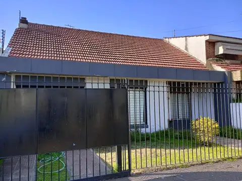 Casa 4 ambientes en  venta en Castelar