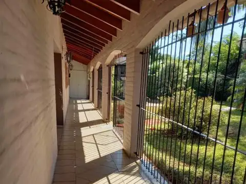 Casa 12 ambientes con 3 baños