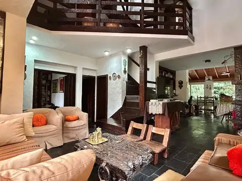 Casa en Venta con 3 cocheras