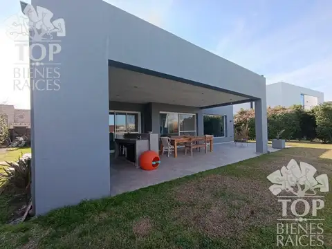 Casa 7 ambientes con 4 baños