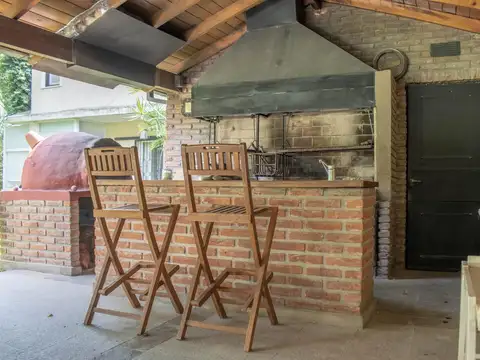 Casa 8 ambientes con 5 baños