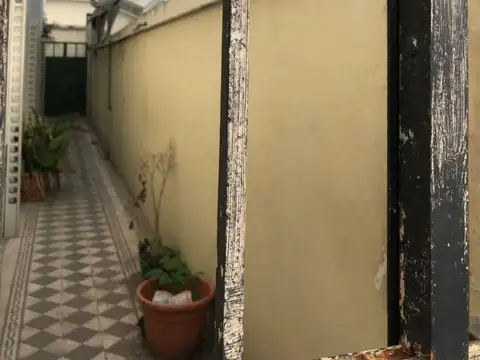 Casa a demoler en venta en Villa Del Parque. Valor Terreno, Ideal Constructora