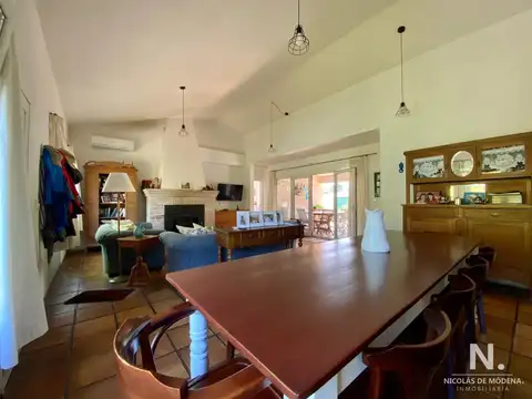 Casa 4 ambientes con 2 baños