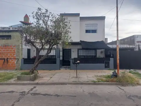 Venta Casa Tres Ambientes Pb, 1°p Monoambiente Y Galpón. La Tablada