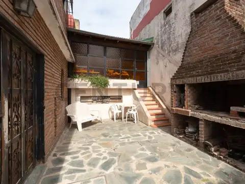 Venta casa 5 amb cochera y patio - Permuta