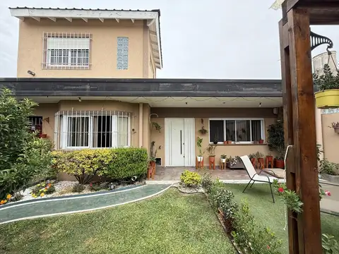 Casa en Venta con 2 cocheras