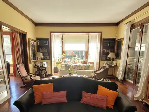 Casa en Alquiler con 4 cocheras