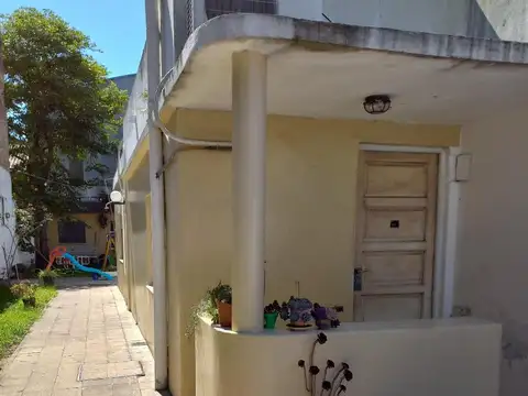CASA 3 AMBIENTES- AL CONTRAFRENTE- JARDINES - GALPONCITO - A MTS COLECTORA RICHIERI