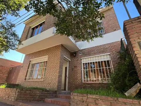 SE VENDE CASA 4 DORM.+ DTO. B° RIVADAVIA V. MARIA