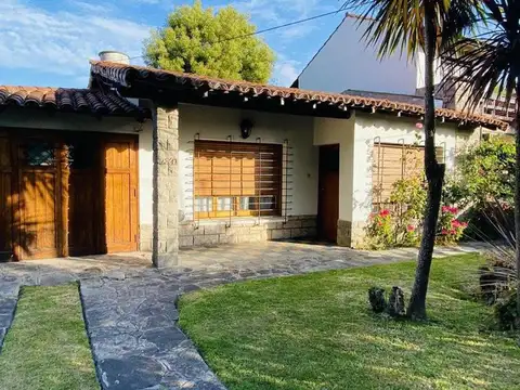 Casa 5 ambientes con 2 baños