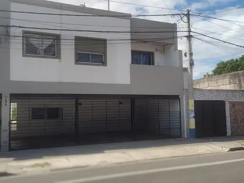 Se vende dto. de  2 dorm.  en PB c/ patio y Cochera . Barrio Arroyito