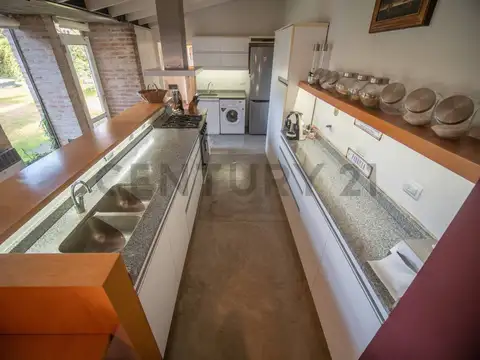 Casa en City Bell una sola planta entre caminos