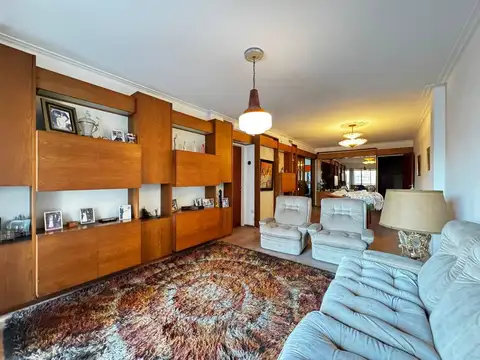 Venta departamento de tres dormitorios + dependencia con balcón y cochera. Zona centro, Rosario