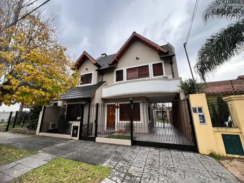 En Venta en Palomar Chalet 5 Ambientes 4 Baños Piscina Quincho F: 10465