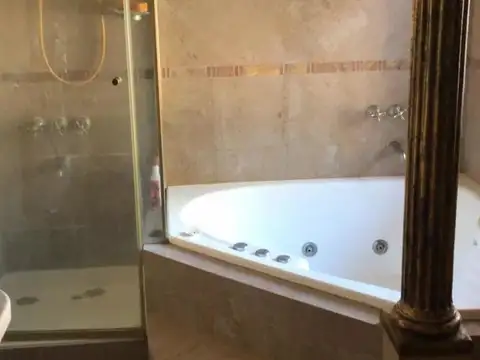 Casa 10 ambientes con 4 baños