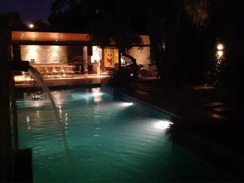 Casa en Venta con 3 cocheras