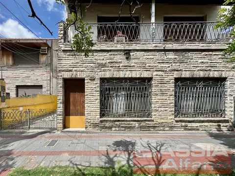CASA EN PH AL FRENTE DOS PLANTAS 5 AMBIENTES, COCHERA PASANTE, FONDO LIBRE
