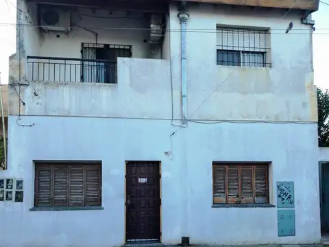 Casa dividida en tres departamentos una cuadra estación.