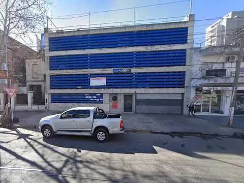 Avenida Hipólito Yrigoyen e/ Olavarría y 25 de Mayo